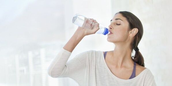 Para perder peso rapidamente, cómpre beber polo menos 2 litros de auga todos os días. 