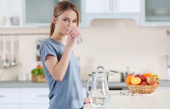Beba auga antes das comidas para perder peso cunha dieta preguiceira