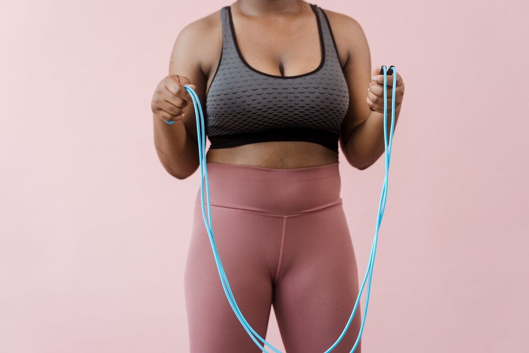 Saltar á corda é un exercicio de cardio que pode axudarche a perder peso na zona abdominal