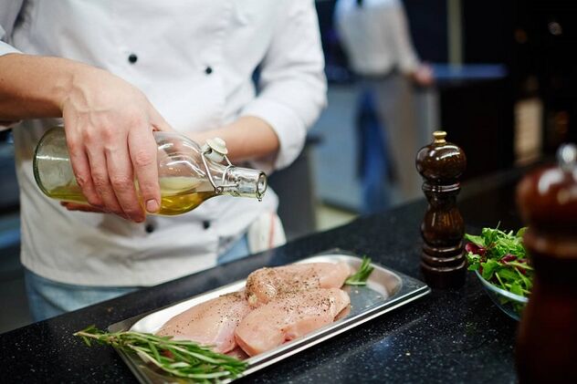 Comer polo e aceite de oliva como parte dunha dieta cetoxénica